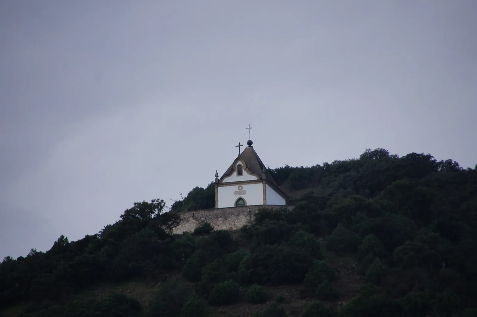 Ermida de 1895 no alto da colina, na Quinta do Vale Meão