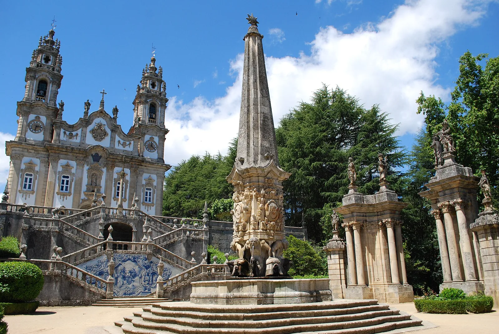 Chafariz e obelisco dos Remédios diante da igreja