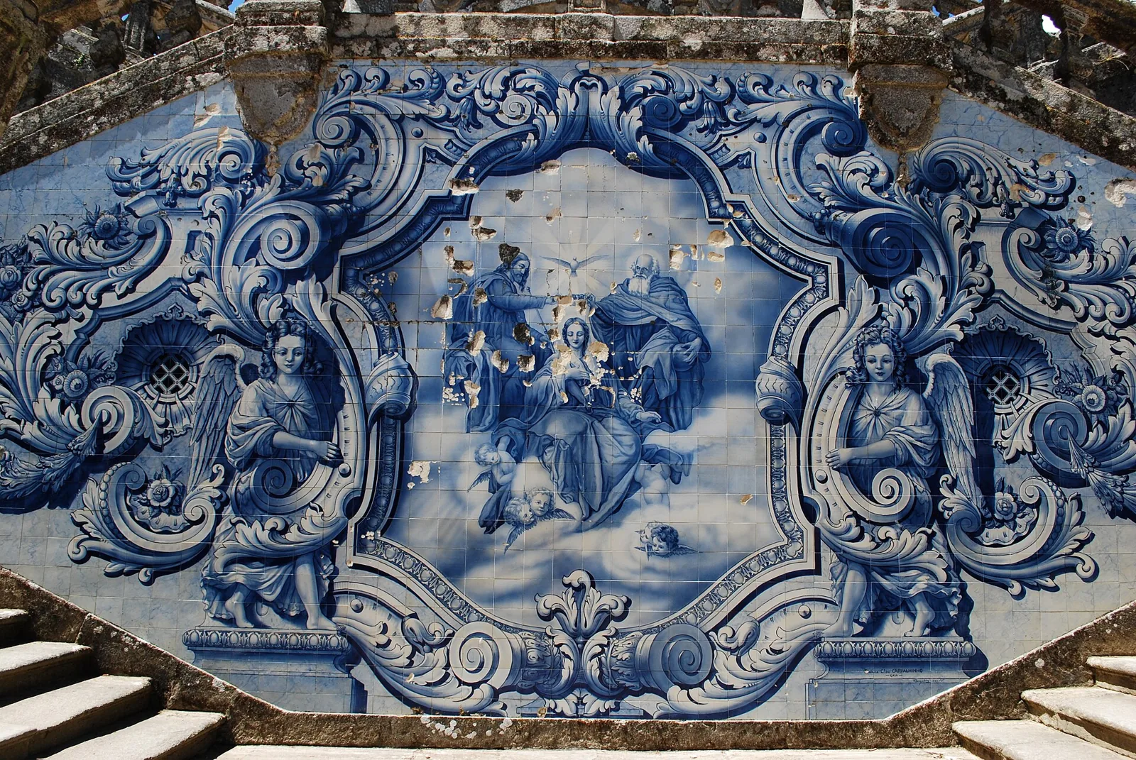 Painel de azulejos azuis do Santuário de Nossa Senhora dos Remédios