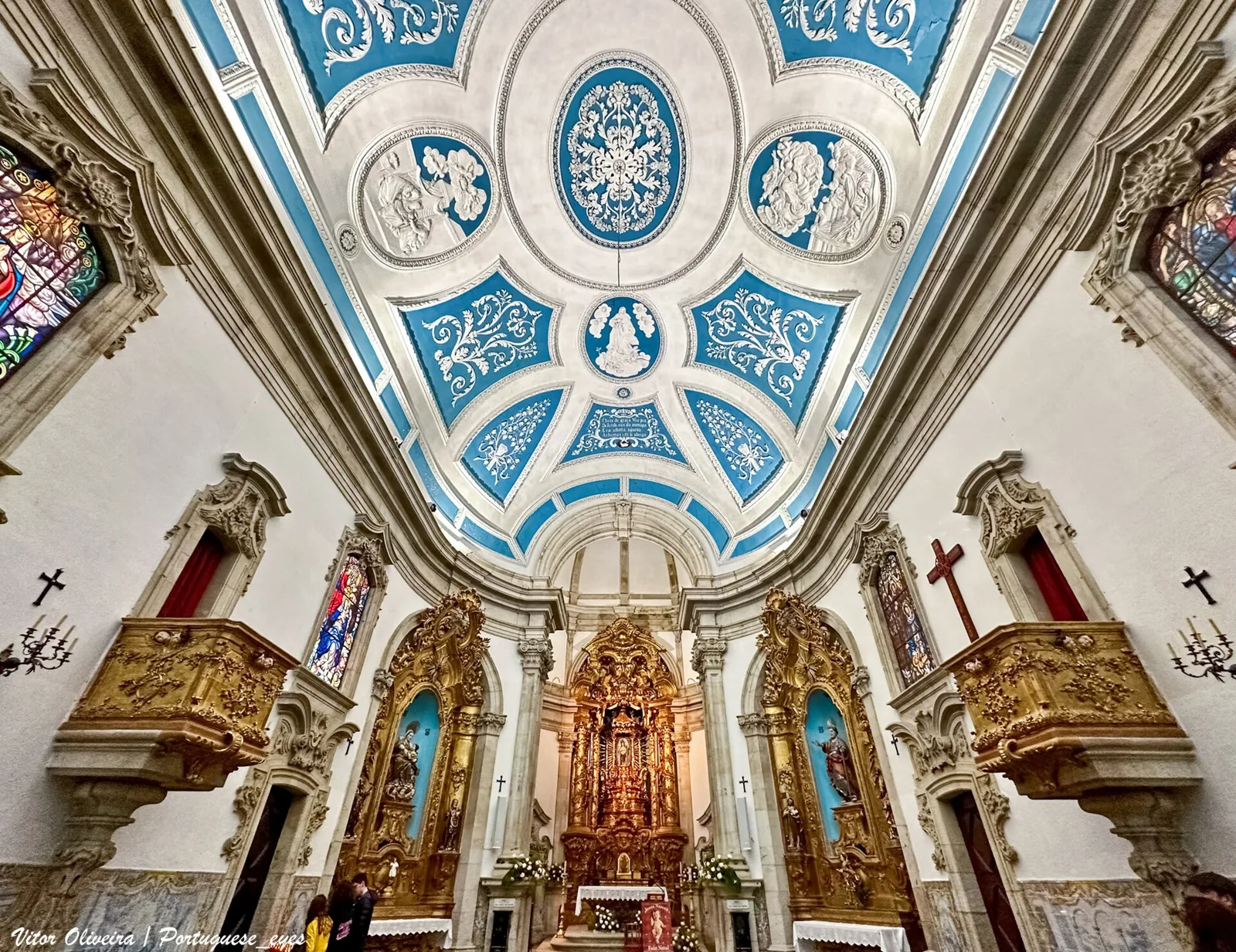 Interior da igreja do Santuário: teto pintado e altares dourados