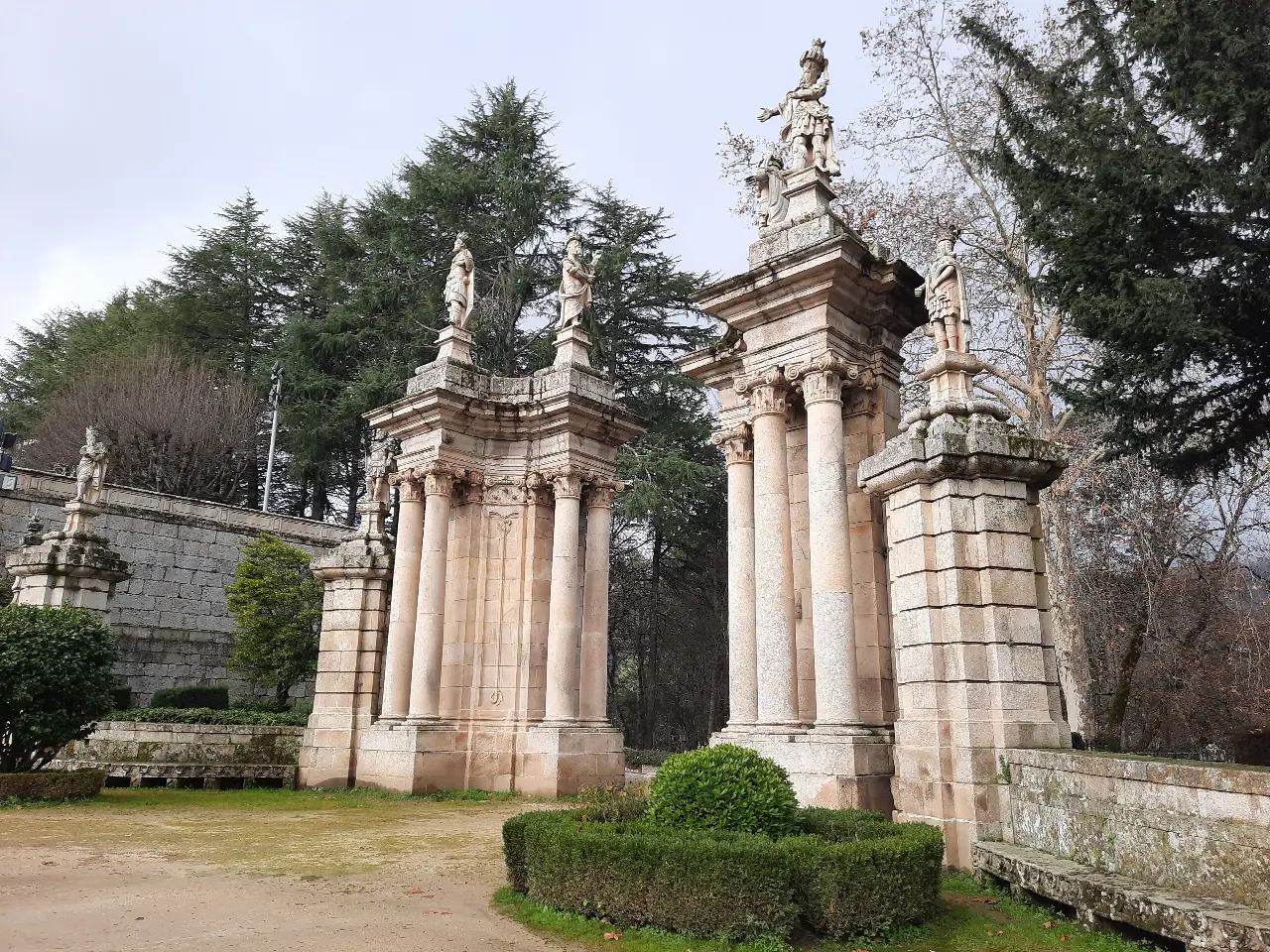 Portal barroco ornamentado com estátuas de pedra no santuário de Lamego, Portugal