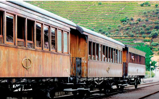 Viajar de Comboio no Douro e voltar à história