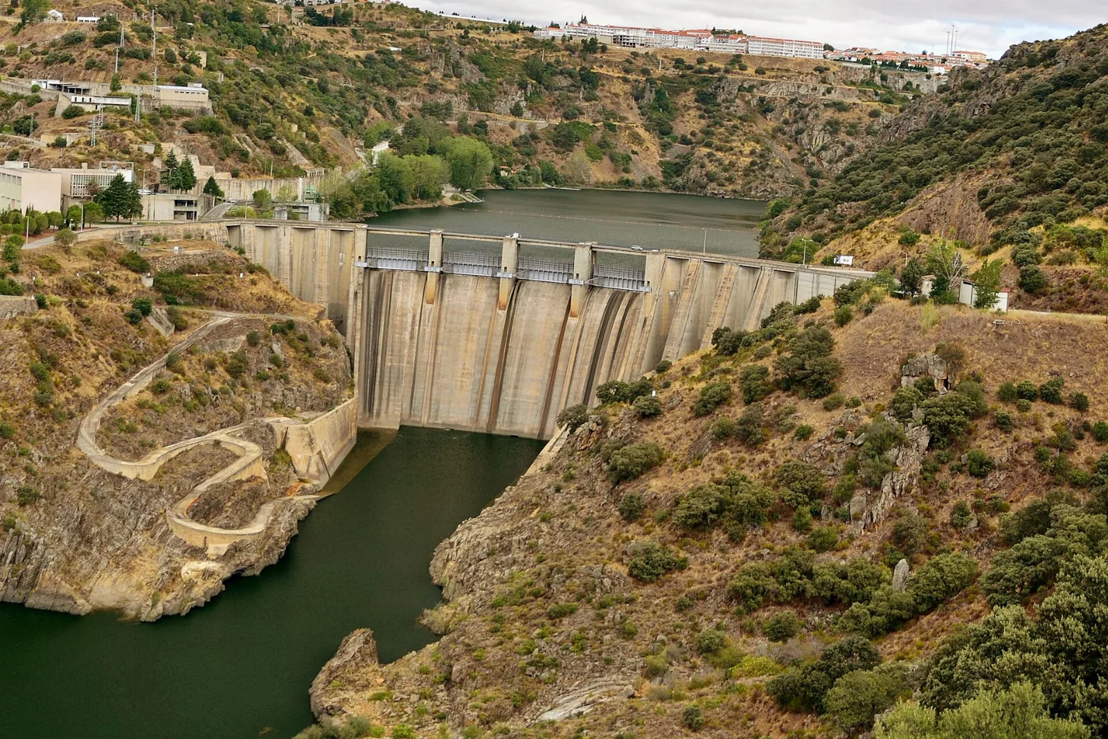 Barragem de Miranda do Douro e albufeira entre as encostas do Douro Internacional