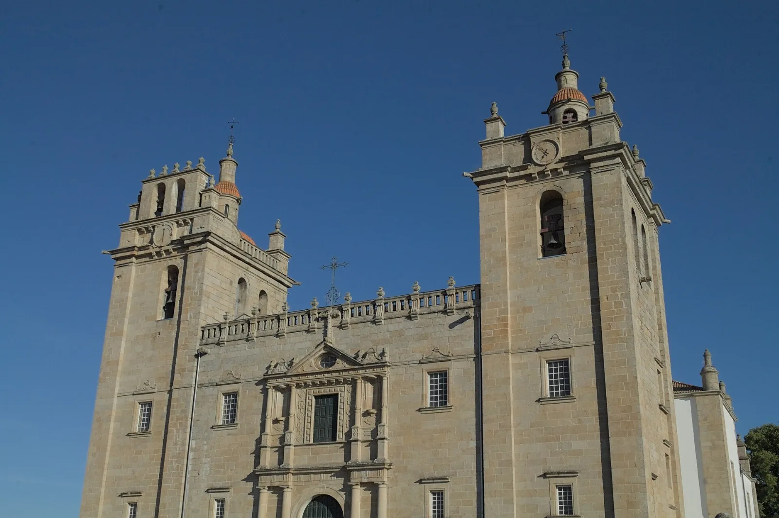 Fachada da Sé de Miranda do Douro, com duas torres sineiras