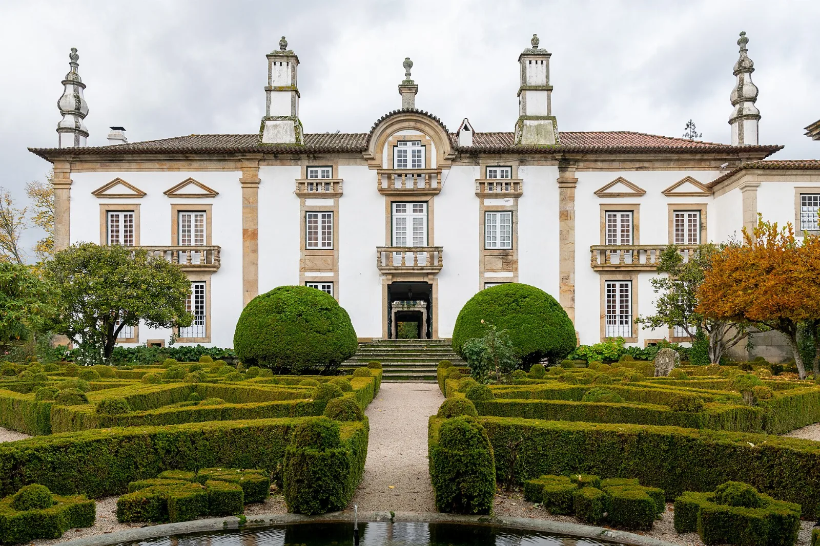 Casa de Mateus vista dos jardins de buxo