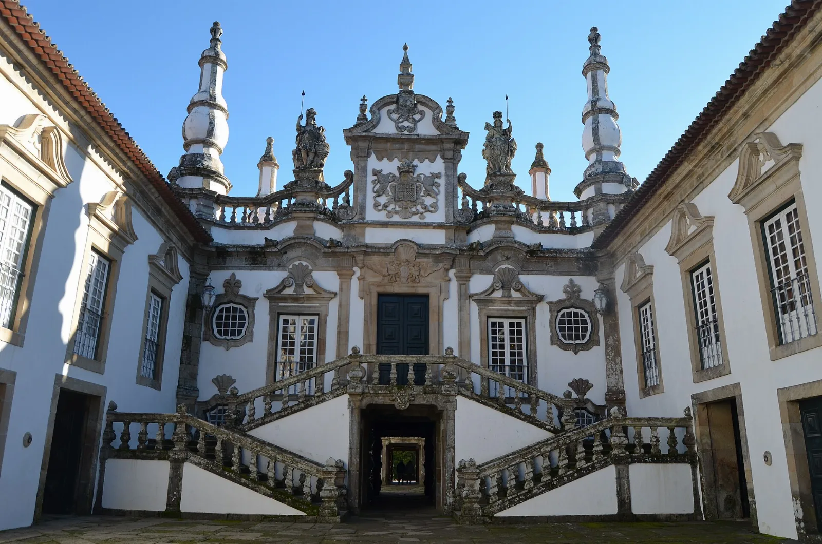 Pátio e escadaria barroca da Casa de Mateus, com os pináculos sobre os telhados