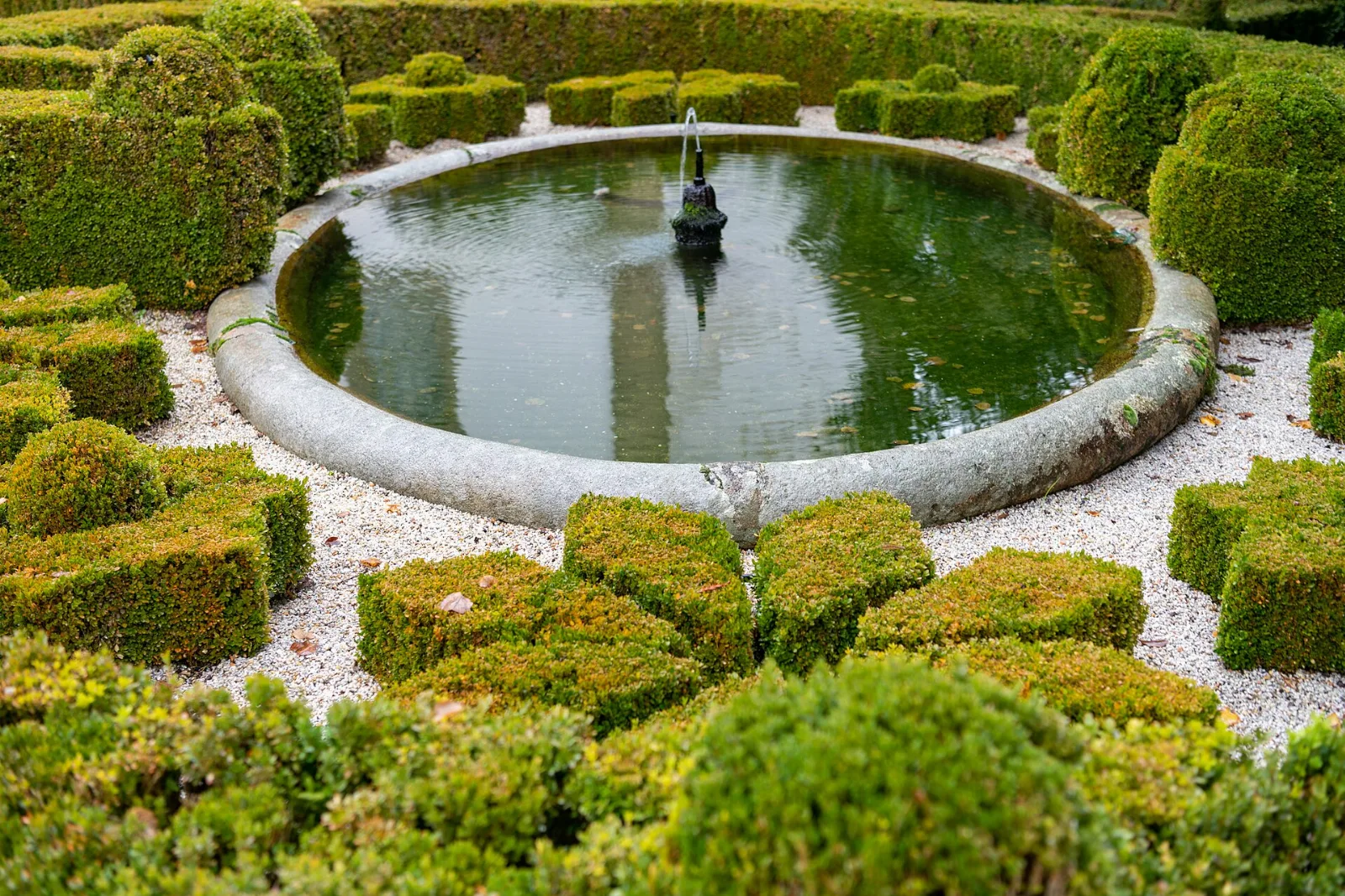 Jardim de buxo com tanque circular nos jardins da Casa de Mateus