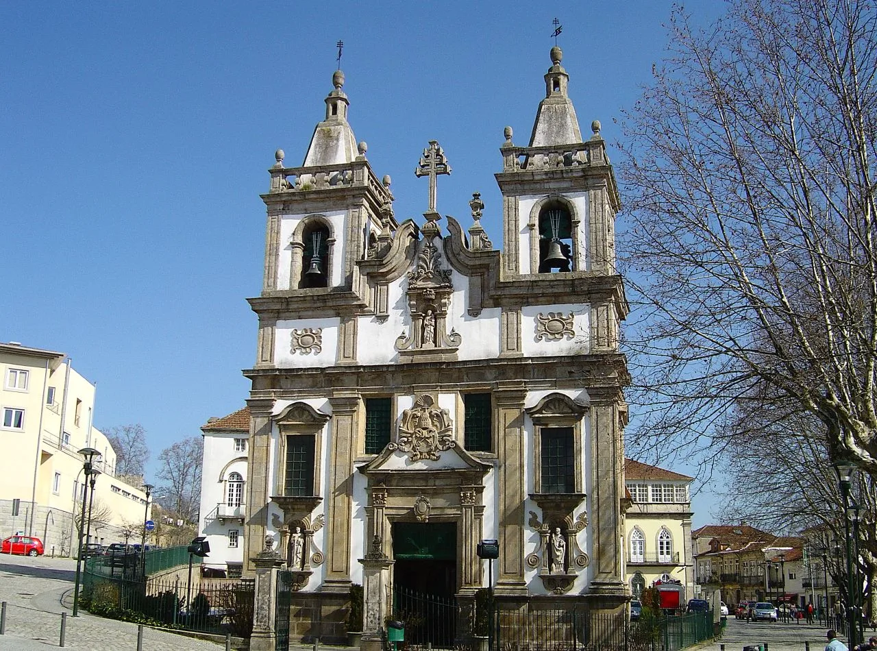 Fachada barroca da Igreja de São Pedro, em Vila Real