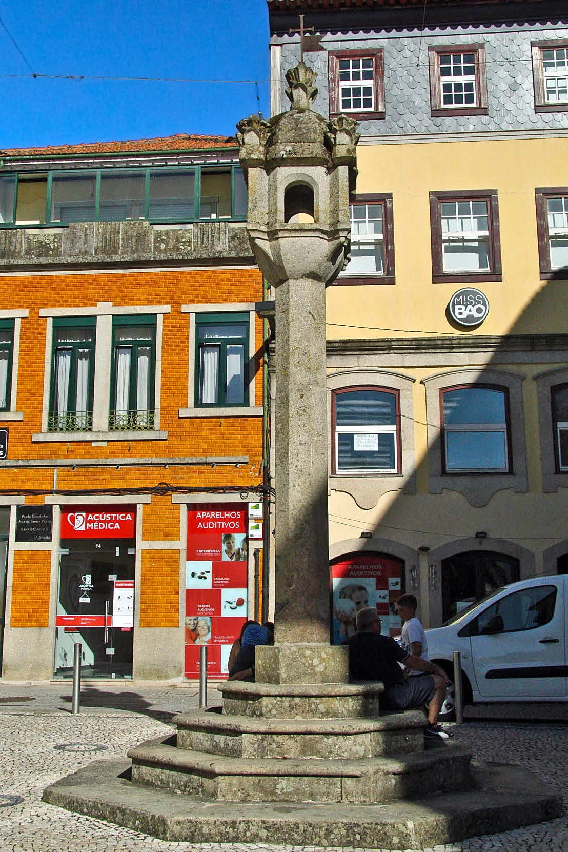 Pelourinho de Vila Real, num largo do centro histórico